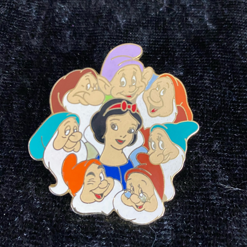 Disney Snow White & The 7 Dwarfs Wreath Pin Badge Dopey Grumpy Doc Sleepy